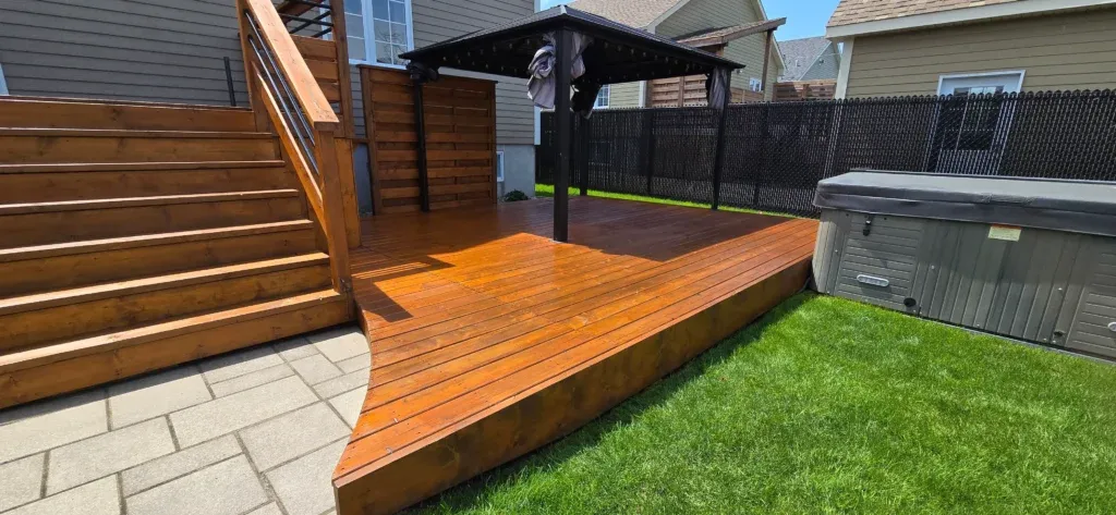 Terrasse en bois entretenue à Mont-Saint-Hilaire