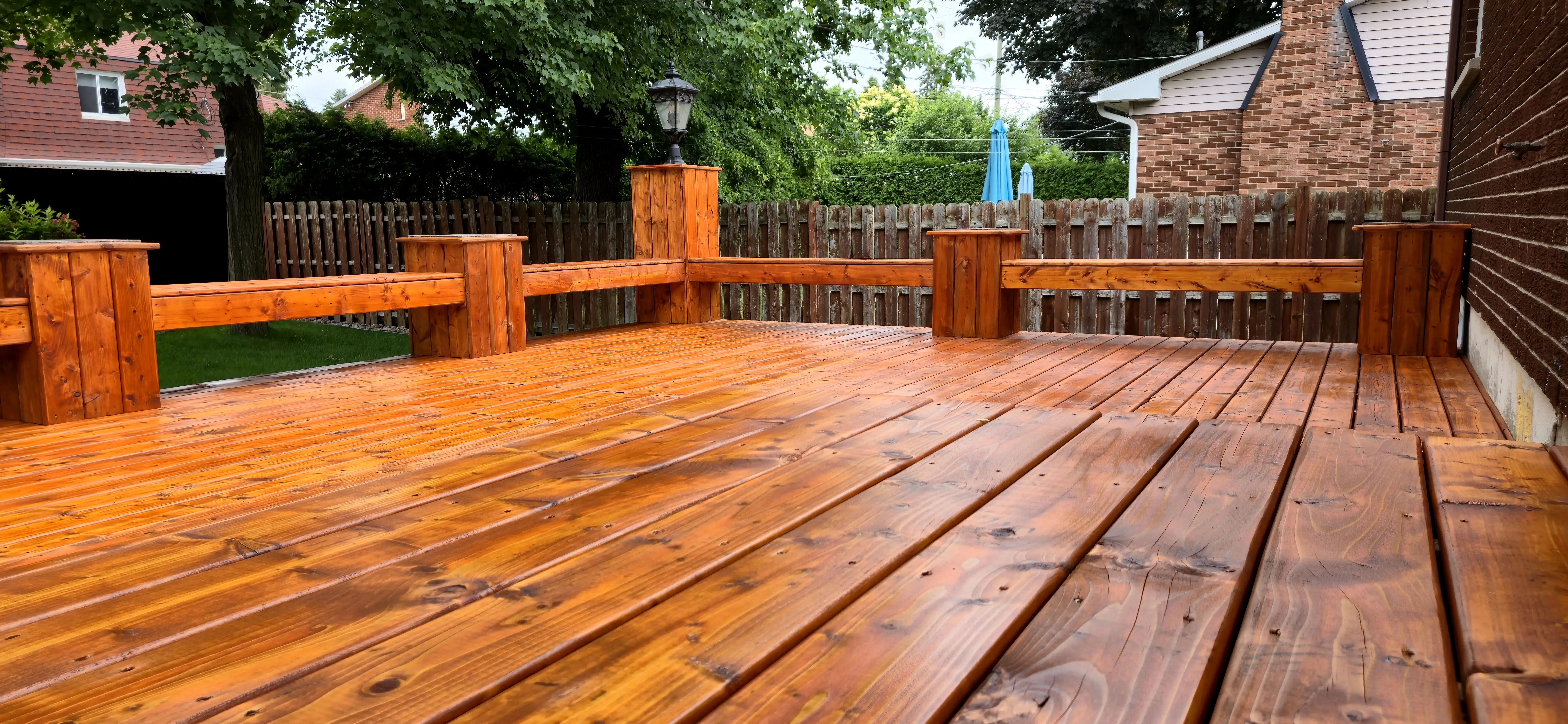 Terrasse en bois fraîchement teinte par Teinture Bois'Elle