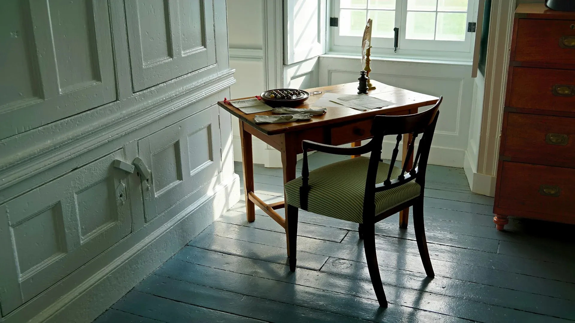 Table de travail en bois et lambris muraux dans une pièce patrimoniale chaleureuse — Teinture Bois'Elle