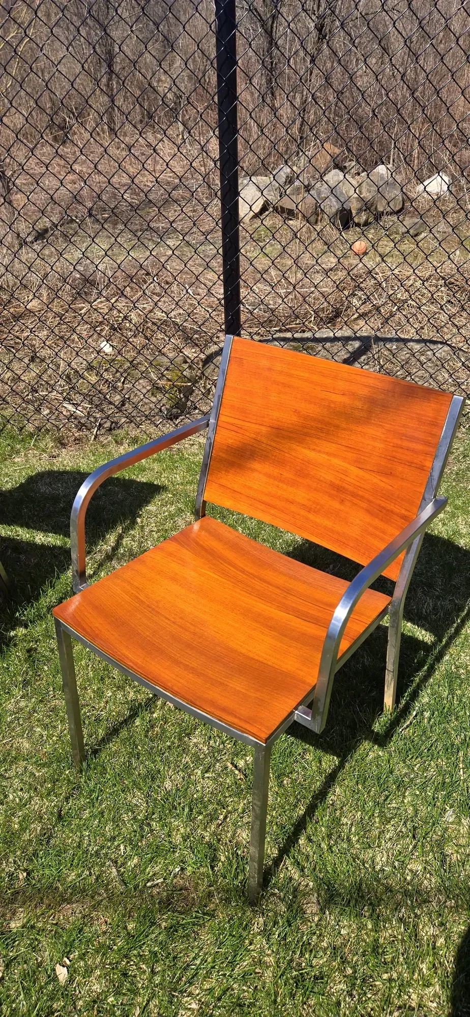 Chaise en bois teint au fini satiné, reprise à la main