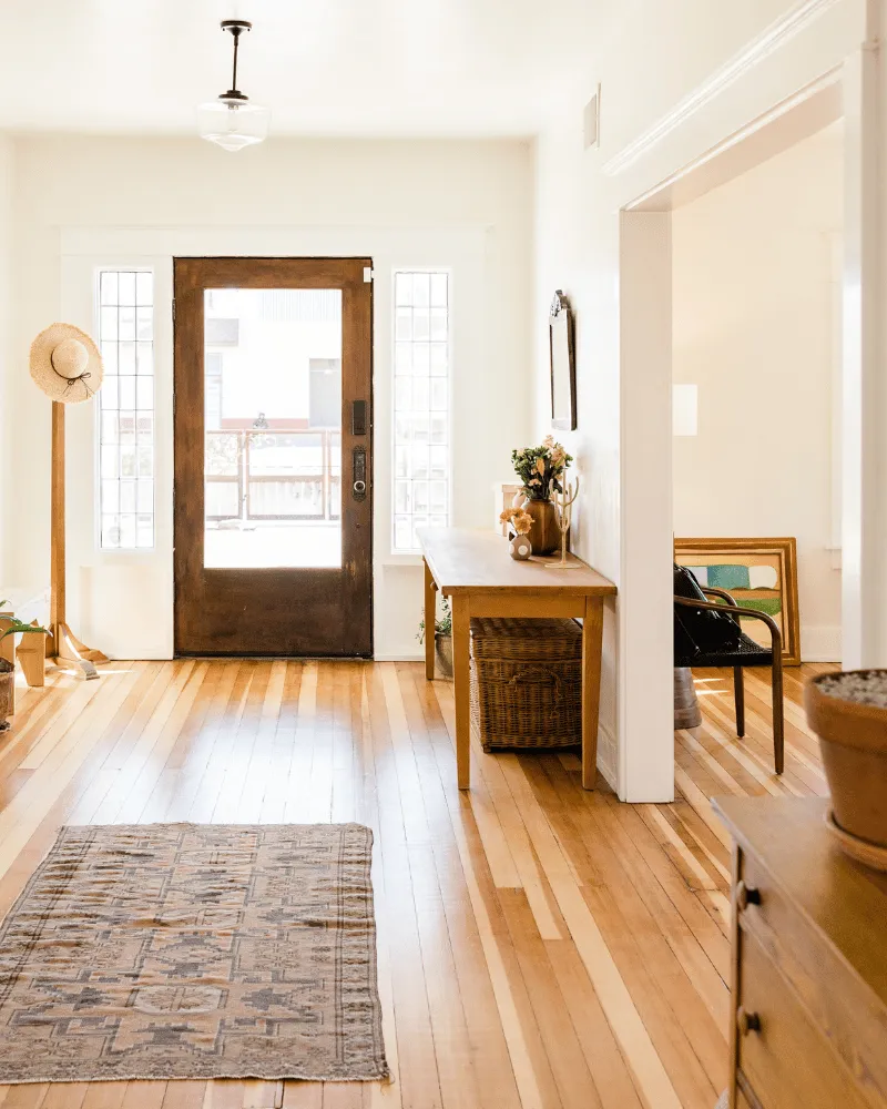 Intérieur lumineux fraîchement peint par Teinture Bois'Elle