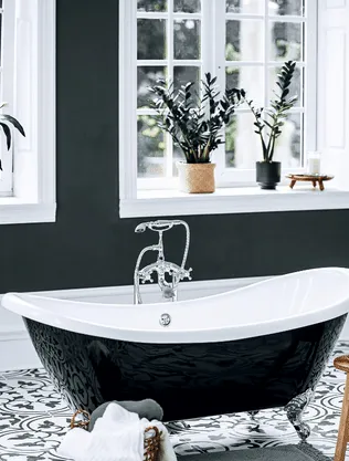 Salle de bain au mur ardoise et baignoire sur pieds