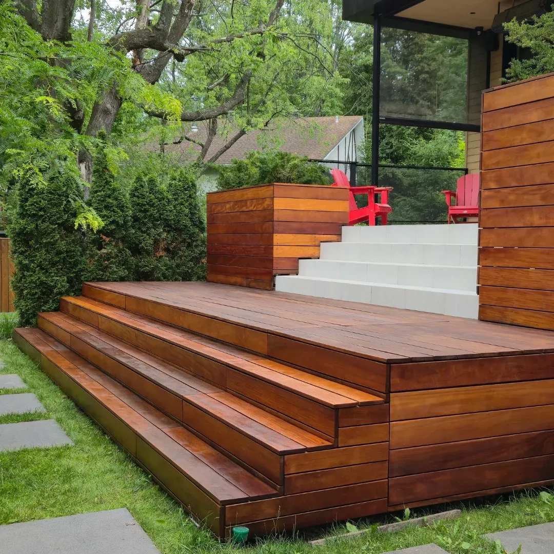 Terrasse en bois extérieure entretenue et teinte par Teinture Bois'Elle